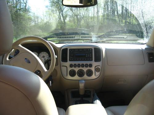 2005-Ford-Escape-17